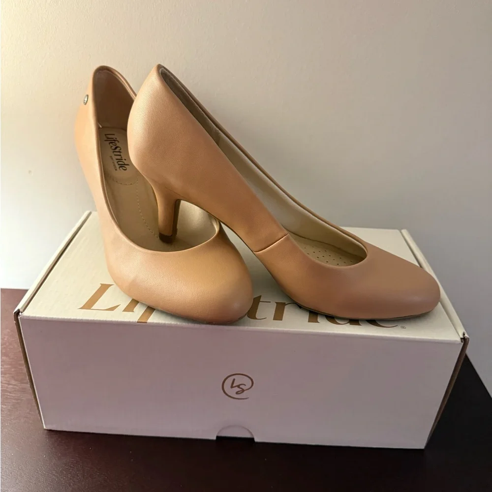 Life Stride Classic Tan Heels - Picture 5 of 7